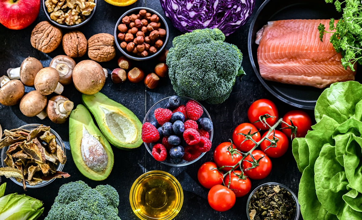 Auf einer schwarzen Steintischplatte liegen verschiedene Lebensmittel reich an Antioxidantien.
