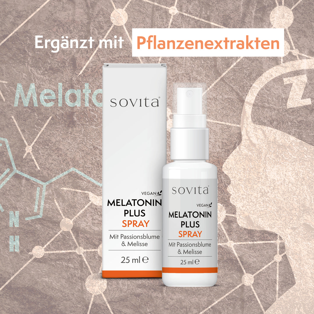 sovita Melatonin Plus Spray mit grafischem Hintergrund und Hinweis „ergänzt mit Pflanzenextrakten“