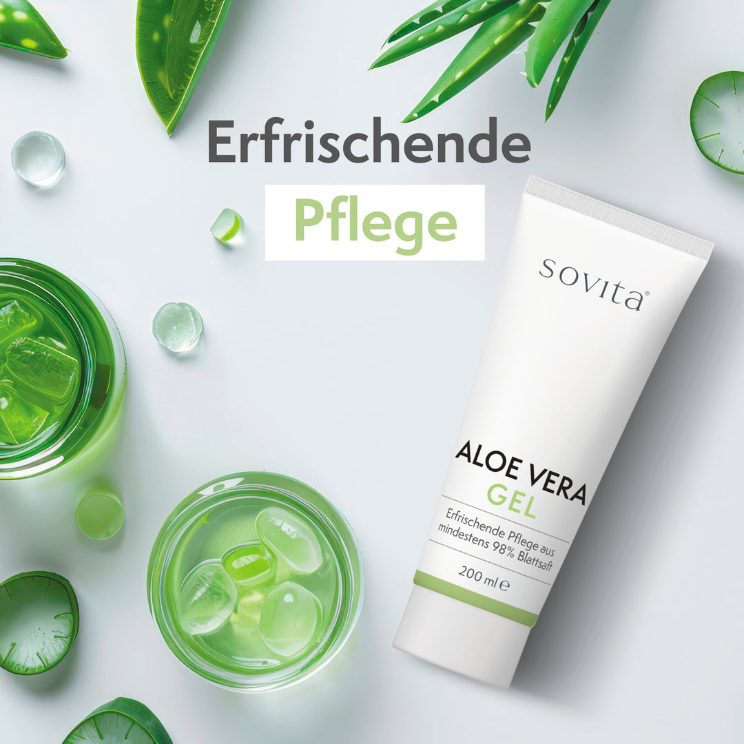 Sovita Aloe Vera Gel in Szene mit Aloe-Vera-Blättern, Geltropfen und Gläsern auf weiß-grünem Hintergrund, Text: „Erfrischende Pflege“