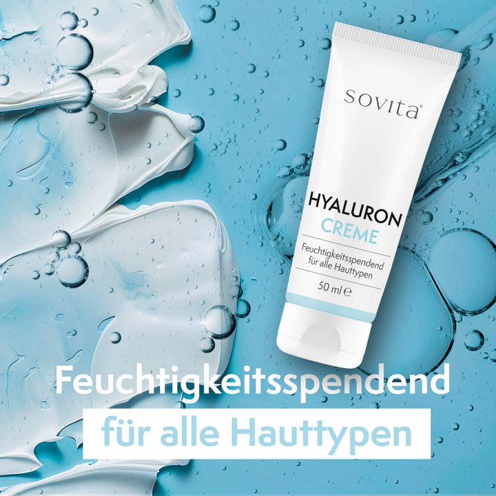 sovita Hyaluron Creme auf blauem Hintergrund mit Geltextur und dem Text „Feuchtigkeitsspendend für alle Hauttypen“.