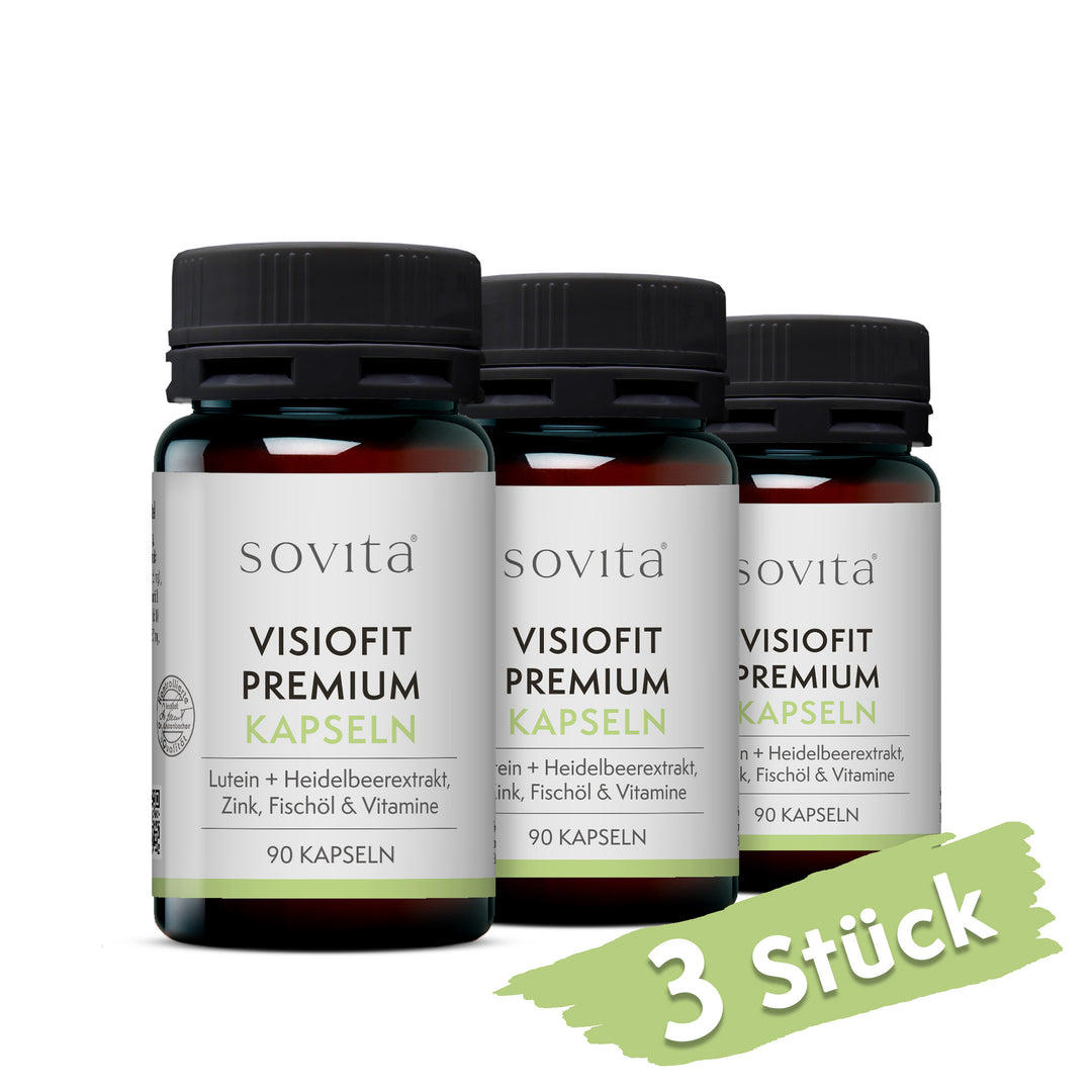 Drei Dosen Sovita Visiofit Premium Kapseln in braunglasähnlichen Kunststoffverpackungen, nebeneinander aufgereiht