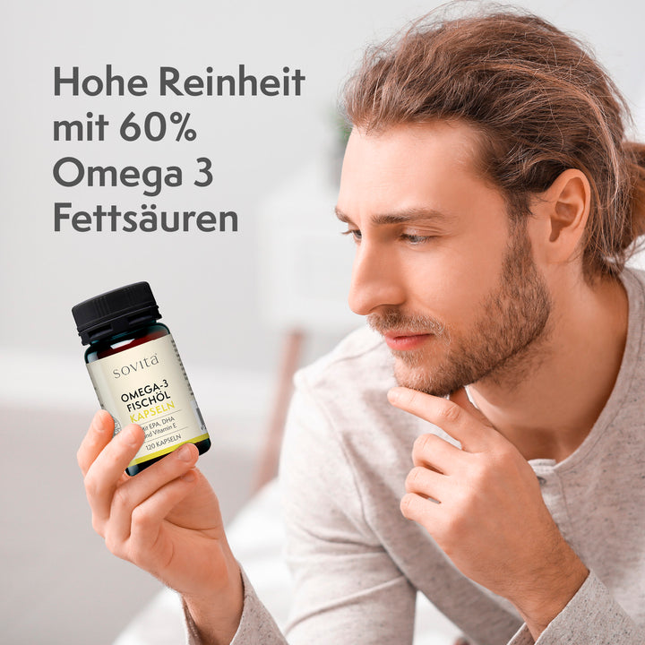 Mann hält eine Dose sovita Omega-3 Fischöl Kapseln in der Hand, daneben Text zur Reinheit des Produkts
