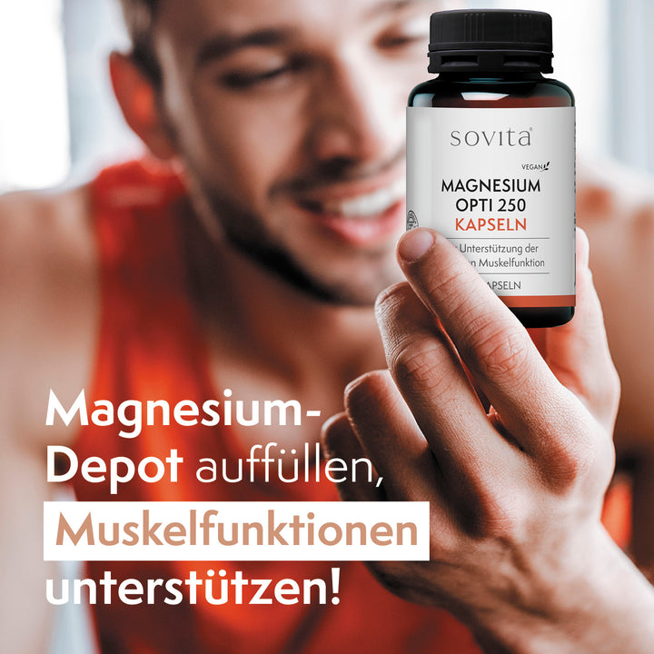 Sportlicher Mann hält sovita Magnesium Opti 250 Kapseln in der Hand, Text: „Magnesium-Depot auffüllen, Muskelfunktionen unterstützen!“
