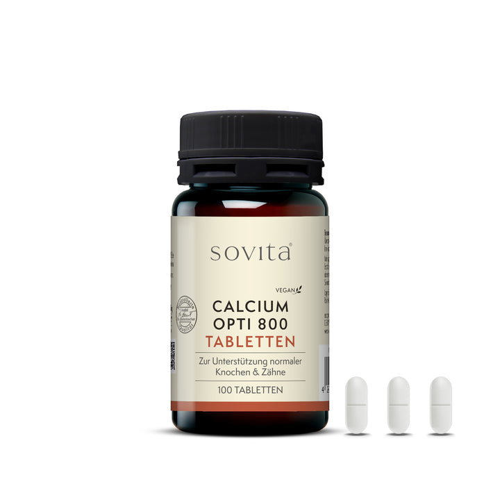 Sovita Calcium Opti 800 Tabletten – Kunststoffdose mit drei weißen Tabletten im Vordergrund, 100 Tabletten pro Dose.